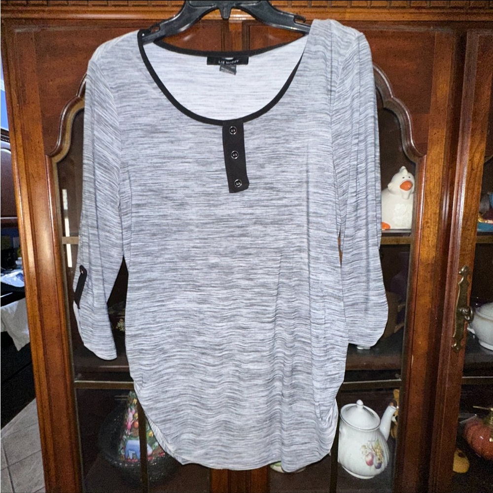 Liz McCoy Size LARGE Beautiful Gray Blouse Top Trendy Sleek 3/4 Length Sleeve